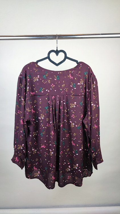 شومیز آستینبلند زنانه برند Les Serein استوک اروپایی گرید A رنگ زرشکی با طرح گلهای ریز فانتزی سایز بزرگ