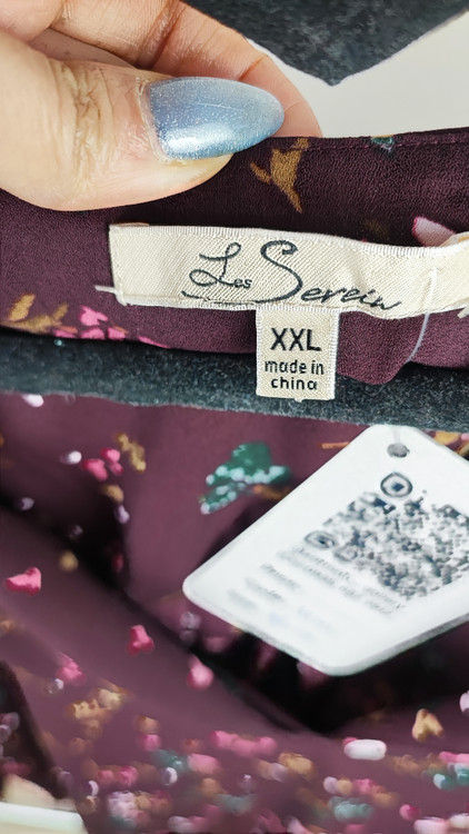 شومیز آستینبلند زنانه برند Les Serein استوک اروپایی گرید A رنگ زرشکی با طرح گلهای ریز فانتزی سایز بزرگ