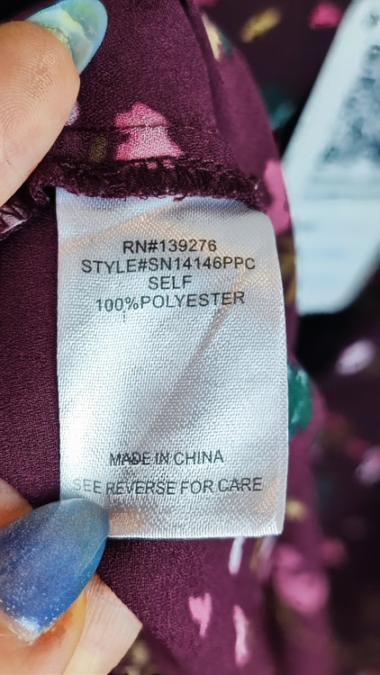 شومیز آستینبلند زنانه برند Les Serein استوک اروپایی گرید A رنگ زرشکی با طرح گلهای ریز فانتزی سایز بزرگ