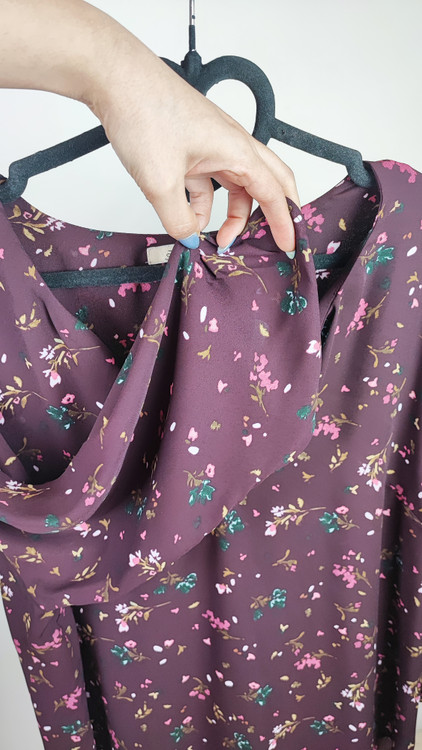 شومیز آستینبلند زنانه برند Les Serein استوک اروپایی گرید A رنگ زرشکی با طرح گلهای ریز فانتزی سایز بزرگ