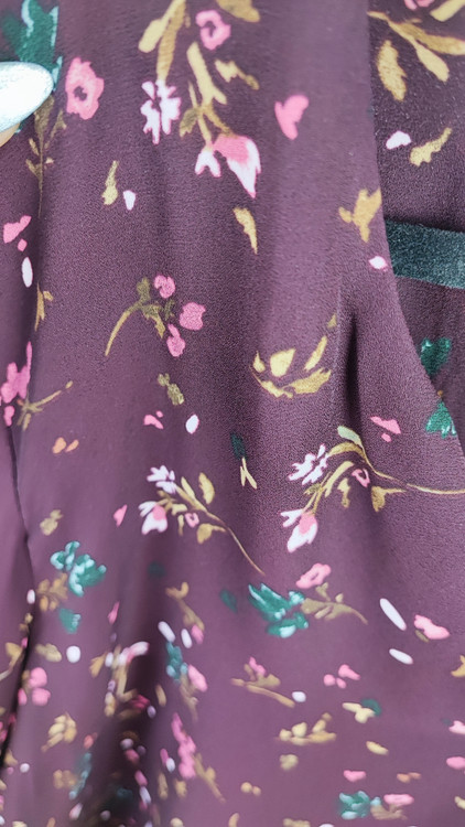 شومیز آستینبلند زنانه برند Les Serein استوک اروپایی گرید A رنگ زرشکی با طرح گلهای ریز فانتزی سایز بزرگ