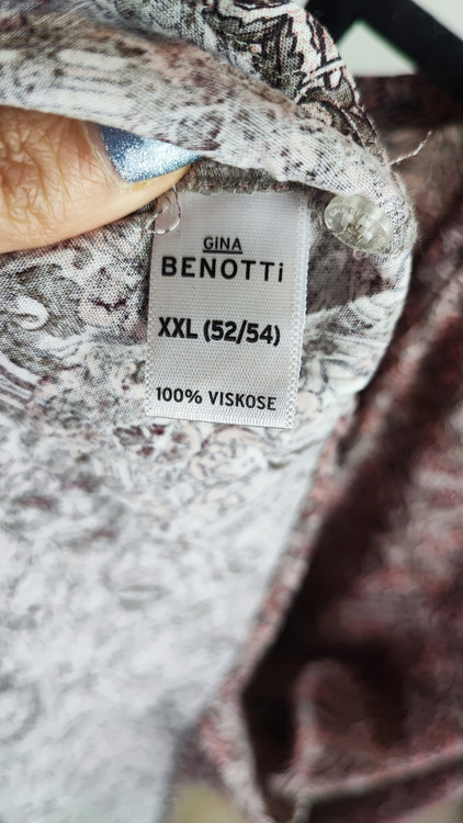 شومیز زنانه سایز بزرگ برند جینا بنوتی رنگ زرشکی طرحدار جنس ویسکوز وارداتی استوک اروپایی