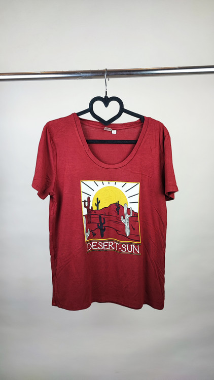 تیشرت زنانه زرشکی برند Twik طرح خورشید و کاکتوس استوک وارداتی اورجینال مناسب استایل روزمره