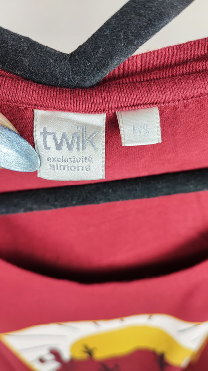 تیشرت زنانه زرشکی برند Twik طرح خورشید و کاکتوس استوک وارداتی اورجینال مناسب استایل روزمره