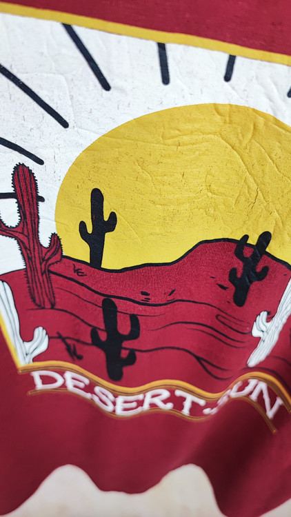 تیشرت زنانه زرشکی برند Twik طرح خورشید و کاکتوس استوک وارداتی اورجینال مناسب استایل روزمره