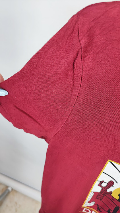 تیشرت زنانه زرشکی برند Twik طرح خورشید و کاکتوس استوک وارداتی اورجینال مناسب استایل روزمره