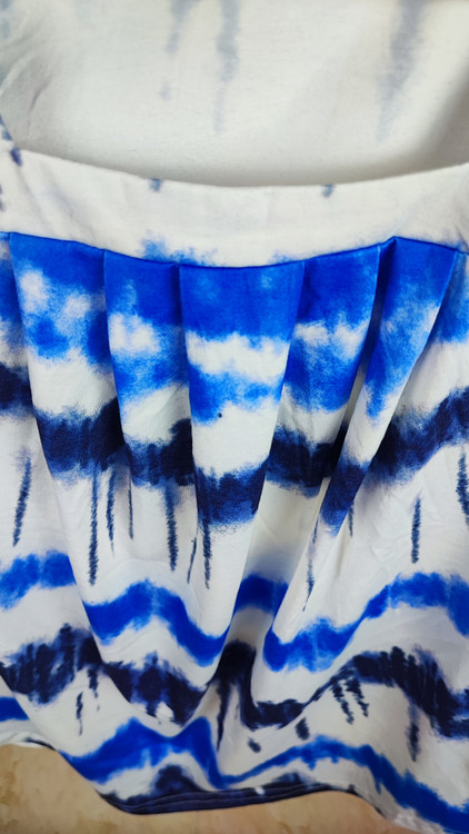 تاپ زنانه استوک وارداتی طرح ابروبادی رنگ آبی سفید کد 2 مناسب استایل کژوال و راحتی