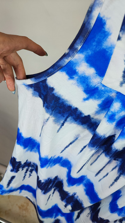 تاپ زنانه استوک وارداتی طرح ابروبادی رنگ آبی سفید کد 2 مناسب استایل کژوال و راحتی