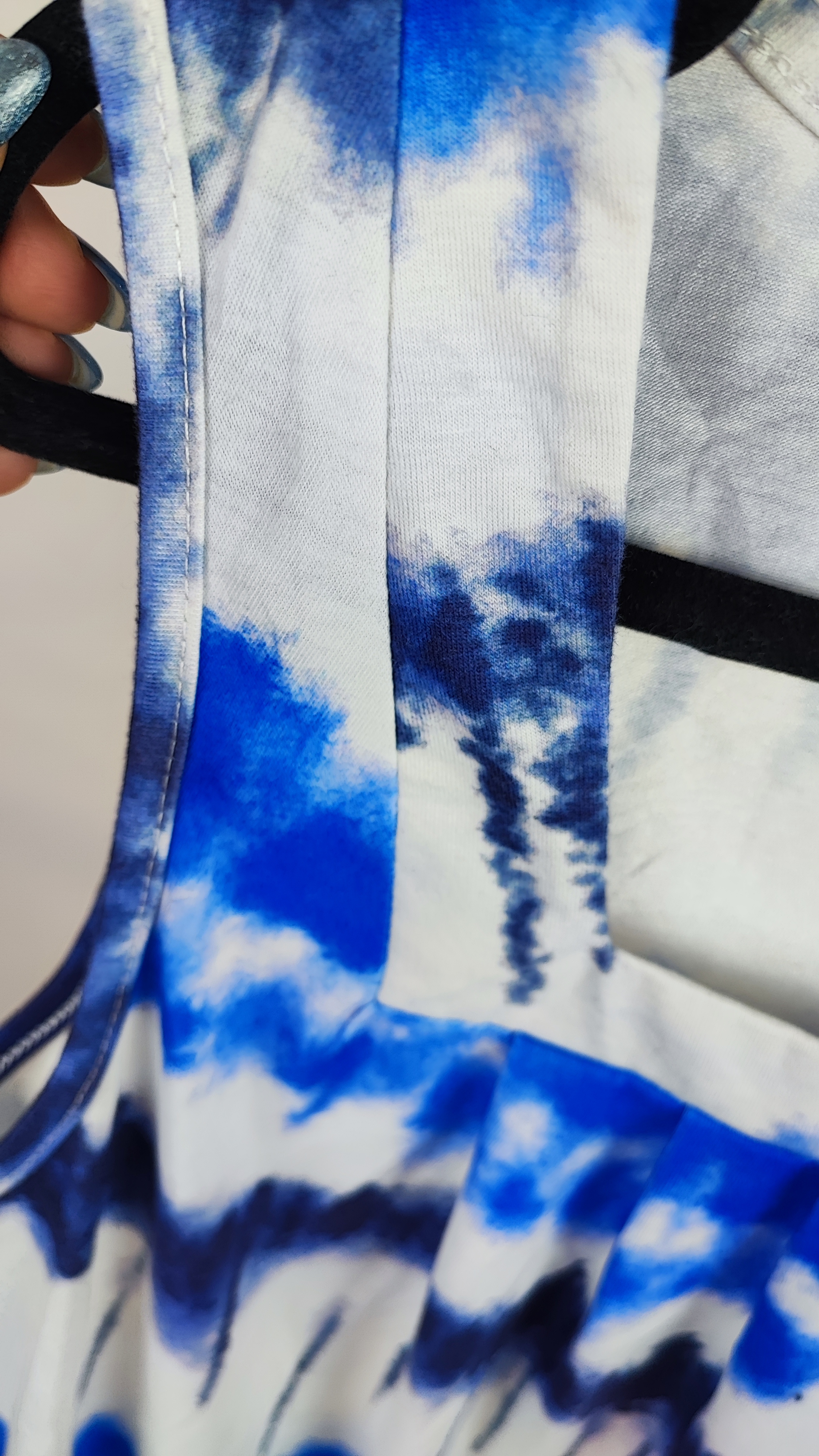 تاپ زنانه استوک وارداتی طرح ابروبادی رنگ آبی سفید کد 2 مناسب استایل کژوال و راحتی