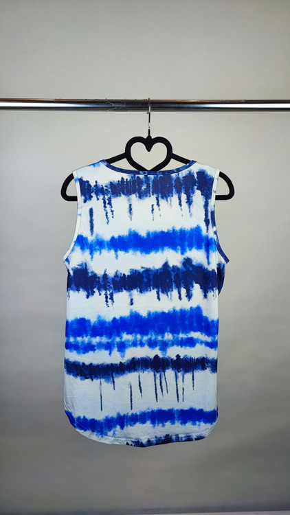 تاپ زنانه استوک وارداتی طرح ابروبادی رنگ آبی سفید کد 2 مناسب استایل کژوال و راحتی