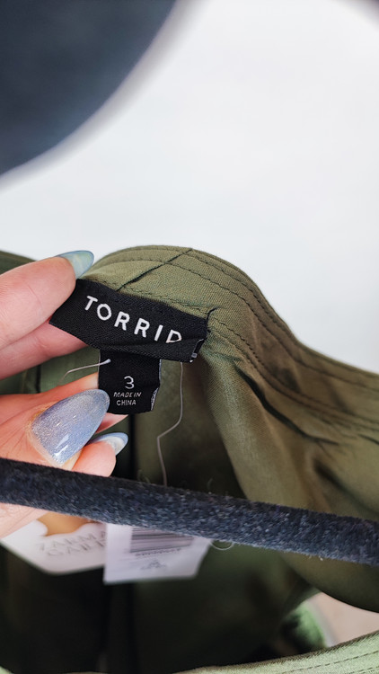 تاپ زنانه سایز بزرگ برند تورید (Torrid) رنگ سبز زیتونی جنس ریون اورجینال مناسب استایل کژوال