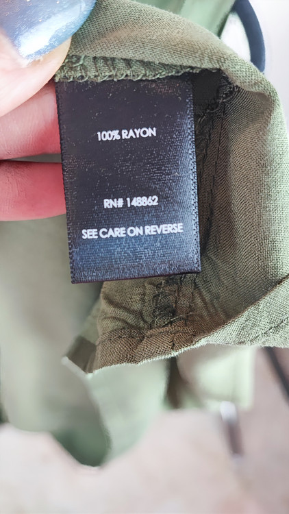 تاپ زنانه سایز بزرگ برند تورید (Torrid) رنگ سبز زیتونی جنس ریون اورجینال مناسب استایل کژوال