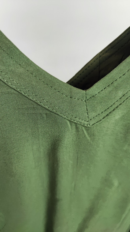 تاپ زنانه سایز بزرگ برند تورید (Torrid) رنگ سبز زیتونی جنس ریون اورجینال مناسب استایل کژوال