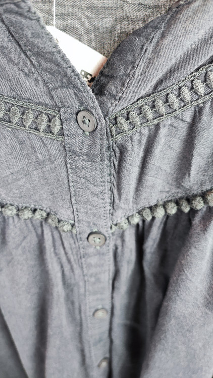 شومیز زنانه استوک اروپایی برند اولد نیوی (Old Navy) سرمهای تیره سایز بزرگ با تزیینات گیپور