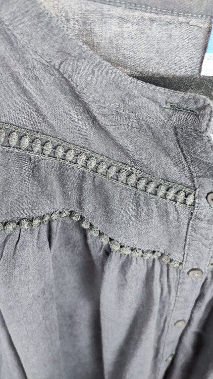 شومیز زنانه استوک اروپایی برند اولد نیوی (Old Navy) سرمهای تیره سایز بزرگ با تزیینات گیپور