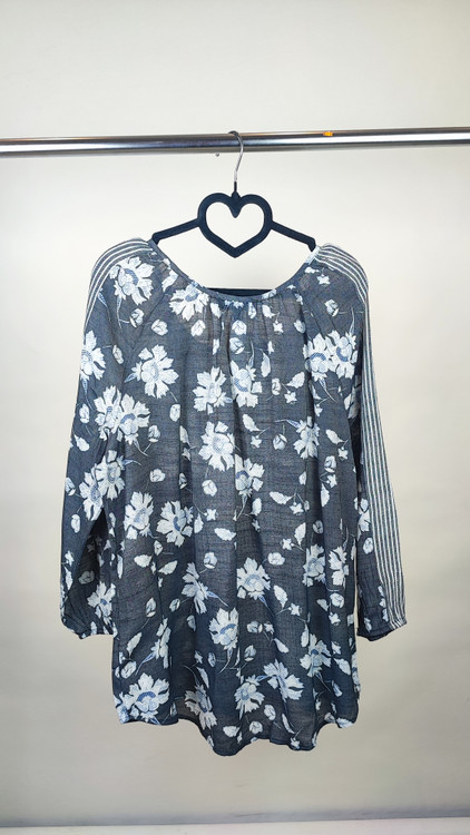 شومیز زنانه استوک خارجی برند فرد دیوید رنگ طوسی زغالی با ترکیب طرح گل و راه راه عمودی