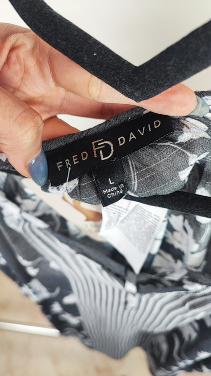 شومیز زنانه استوک خارجی برند فرد دیوید رنگ طوسی زغالی با ترکیب طرح گل و راه راه عمودی