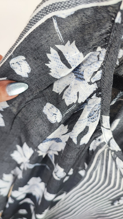 شومیز زنانه استوک خارجی برند فرد دیوید رنگ طوسی زغالی با ترکیب طرح گل و راه راه عمودی