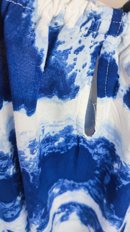 شومیز زنانه نخی ریون برند نیو دایرکشنز طرح ابروبادی آبی و سفید وارداتی سایز بزرگ مناسب استایل کژوال