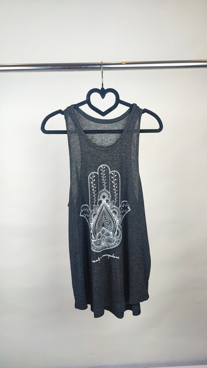 تاپ زنانه استوک وارداتی مارک Peaceful Warrior رنگ طوسی تیره با طرح چاپی سنتی مناسب یوگا و راحتی