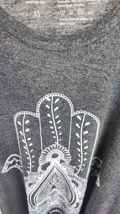 تاپ زنانه استوک وارداتی مارک Peaceful Warrior رنگ طوسی تیره با طرح چاپی سنتی مناسب یوگا و راحتی