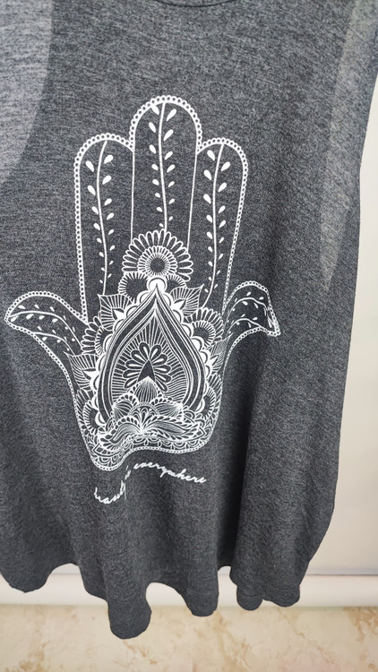 تاپ زنانه استوک وارداتی مارک Peaceful Warrior رنگ طوسی تیره با طرح چاپی سنتی مناسب یوگا و راحتی