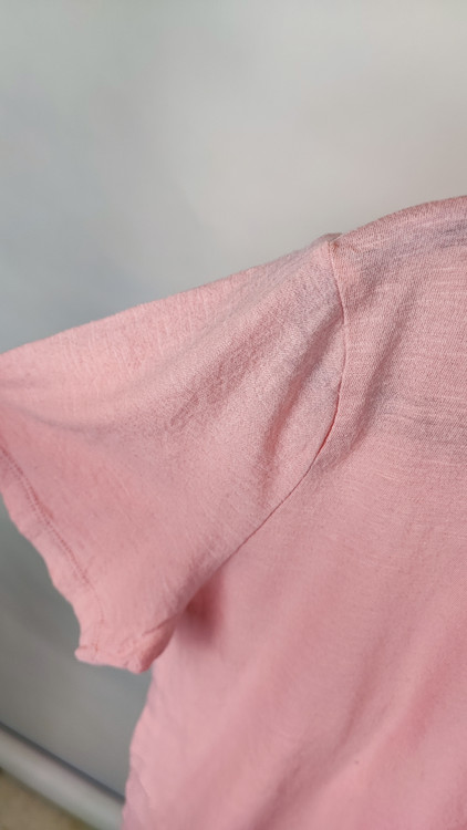 تیشرت زنانه صورتی ملایم برند a.n.a جنس پنبهای وارداتی استوک سایز ۳۸ مناسب استایل روزمره