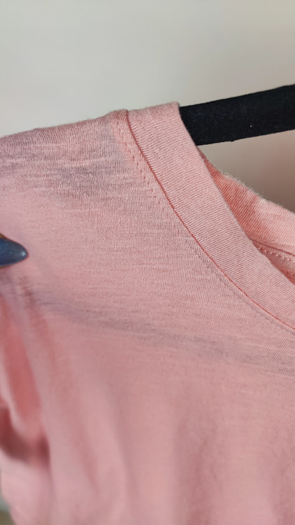 تیشرت زنانه صورتی ملایم برند a.n.a جنس پنبهای وارداتی استوک سایز ۳۸ مناسب استایل روزمره