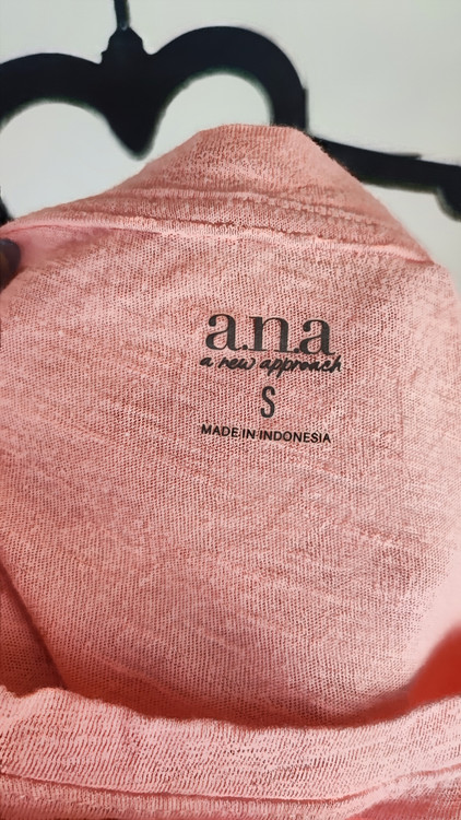 تیشرت زنانه صورتی ملایم برند a.n.a جنس پنبهای وارداتی استوک سایز ۳۸ مناسب استایل روزمره