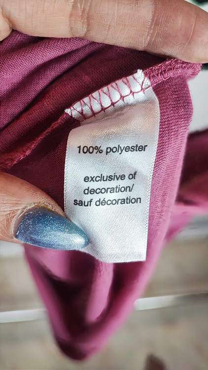 تاپ زنانه استوک وارداتی برند maurices رنگ زرشکی کد 2 با تزئینات پولکدوزی سایز 38.40