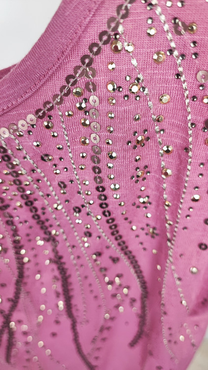 تاپ زنانه استوک وارداتی برند maurices رنگ زرشکی کد 2 با تزئینات پولکدوزی سایز 38.40