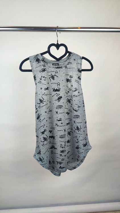 تاپ زنانه استوک برند مدرن لوکس رنگ خاکستری طرحدار مدل بدون آستین مناسب استایل روزمره