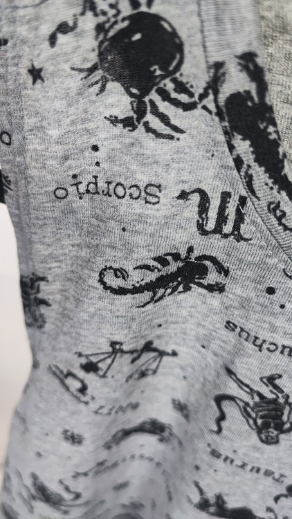 تاپ زنانه استوک برند مدرن لوکس رنگ خاکستری طرحدار مدل بدون آستین مناسب استایل روزمره