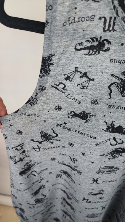 تاپ زنانه استوک برند مدرن لوکس رنگ خاکستری طرحدار مدل بدون آستین مناسب استایل روزمره