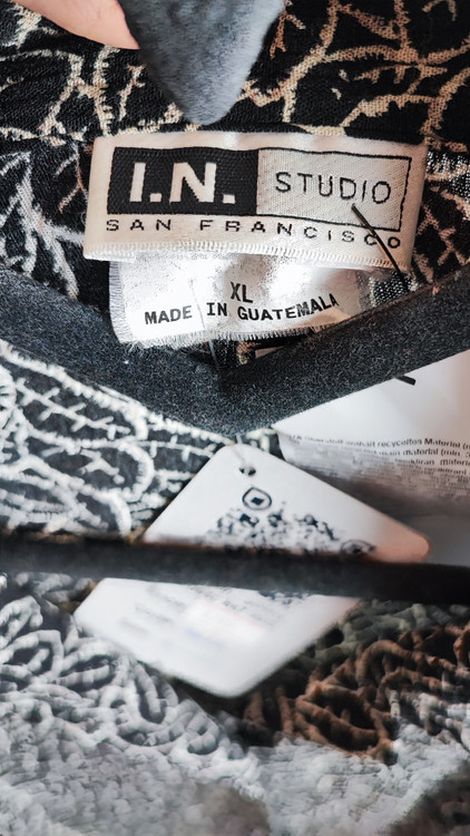 شومیز آستین کوتاه زنانه سایز بزرگ برند I.N. STUDIO رنگ مشکی با طرح برگ سفید استوک اروپایی