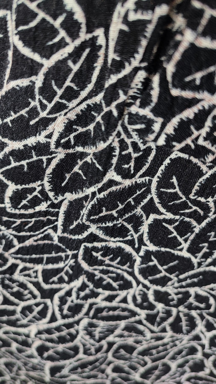 شومیز آستین کوتاه زنانه سایز بزرگ برند I.N. STUDIO رنگ مشکی با طرح برگ سفید استوک اروپایی