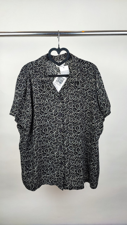 شومیز آستین کوتاه زنانه سایز بزرگ برند I.N. STUDIO رنگ مشکی با طرح برگ سفید استوک اروپایی