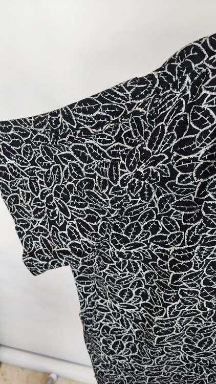 شومیز آستین کوتاه زنانه سایز بزرگ برند I.N. STUDIO رنگ مشکی با طرح برگ سفید استوک اروپایی