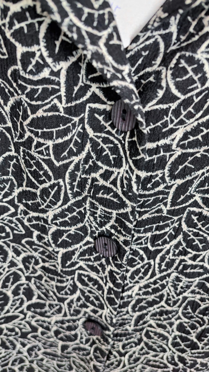 شومیز آستین کوتاه زنانه سایز بزرگ برند I.N. STUDIO رنگ مشکی با طرح برگ سفید استوک اروپایی