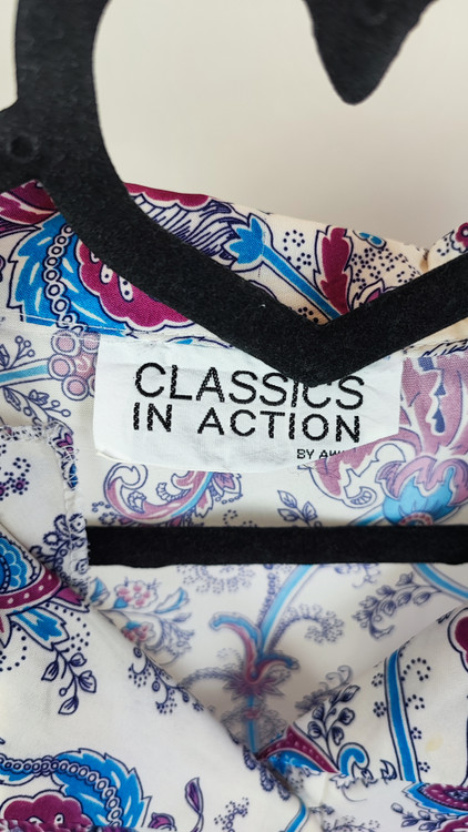 شومیز زنانه سایز بزرگ برند Classics In Action سفید با طرح گلهای اسلیمی بنفش و آبی استوک وارداتی