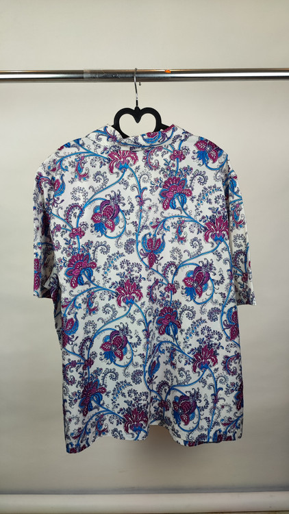 شومیز زنانه سایز بزرگ برند Classics In Action سفید با طرح گلهای اسلیمی بنفش و آبی استوک وارداتی