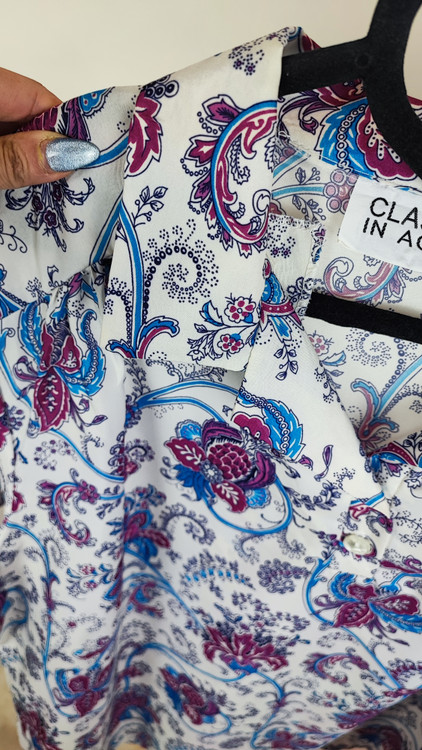 شومیز زنانه سایز بزرگ برند Classics In Action سفید با طرح گلهای اسلیمی بنفش و آبی استوک وارداتی