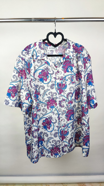 شومیز زنانه سایز بزرگ برند Classics In Action سفید با طرح گلهای اسلیمی بنفش و آبی استوک وارداتی