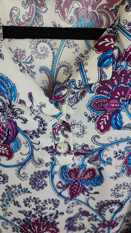 شومیز زنانه سایز بزرگ برند Classics In Action سفید با طرح گلهای اسلیمی بنفش و آبی استوک وارداتی