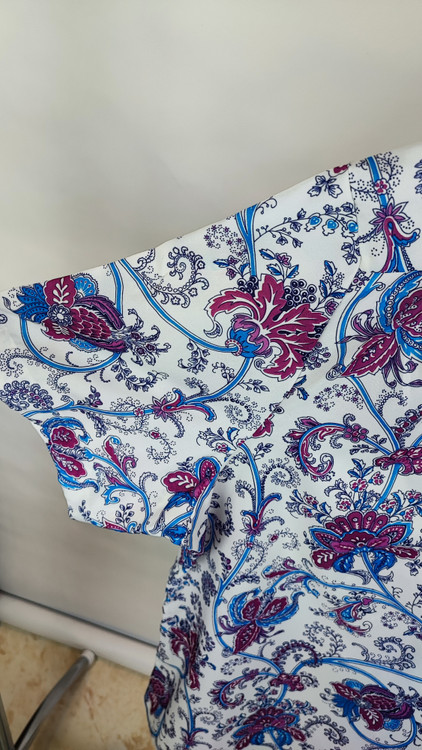 شومیز زنانه سایز بزرگ برند Classics In Action سفید با طرح گلهای اسلیمی بنفش و آبی استوک وارداتی