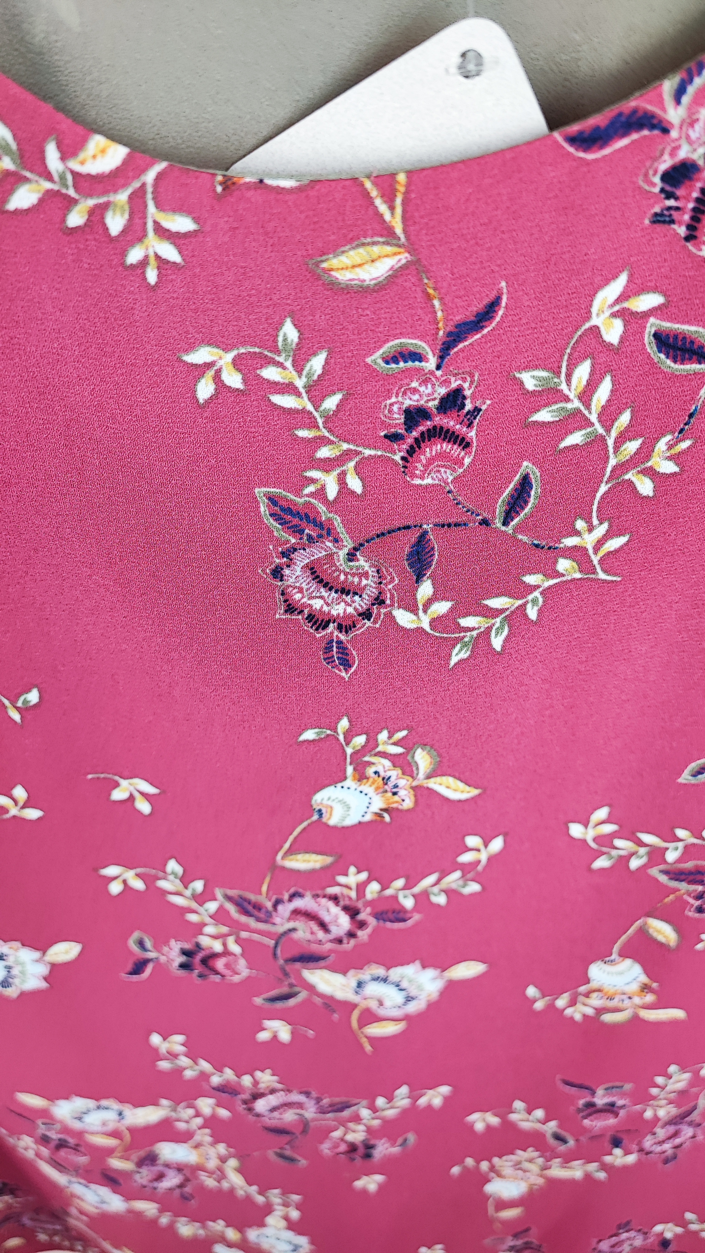 تاپ زنانه سایز بزرگ برند خارجی کد 2007 رنگ سرخابی گلدار مناسب استایل تابستانی و زیر کت