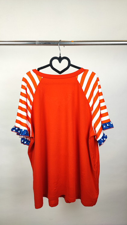 تیشرت زنانه سایز بزرگ برند شین رنگ قرمز با آستین راه راه استوک وارداتی مناسب استایل کژوال