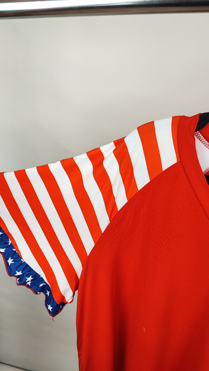 تیشرت زنانه سایز بزرگ برند شین رنگ قرمز با آستین راه راه استوک وارداتی مناسب استایل کژوال