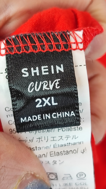 تیشرت زنانه سایز بزرگ برند شین رنگ قرمز با آستین راه راه استوک وارداتی مناسب استایل کژوال