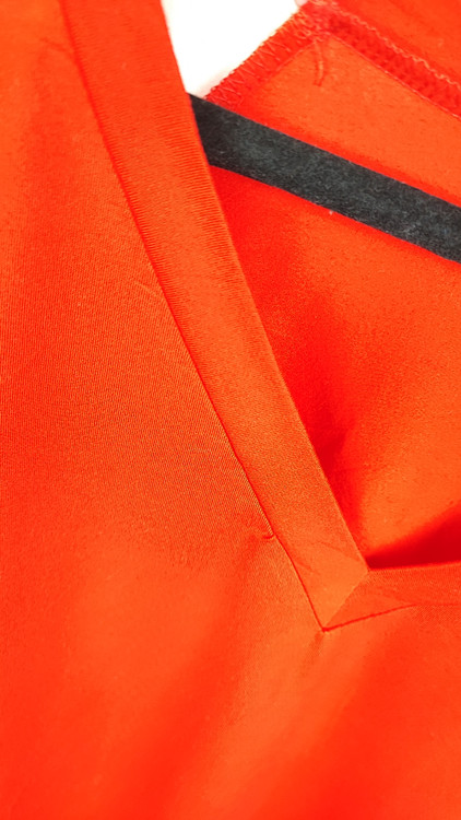 تیشرت زنانه سایز بزرگ برند شین رنگ قرمز با آستین راه راه استوک وارداتی مناسب استایل کژوال